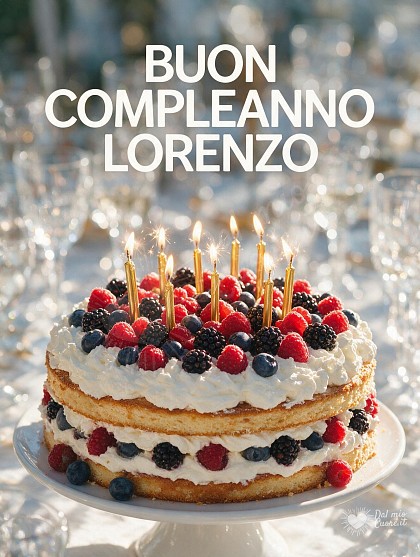 Torta artigianale a più strati con soffice crema bianca, lamponi e mirtilli freschi, candeline dorate accese e luce solare diurna.