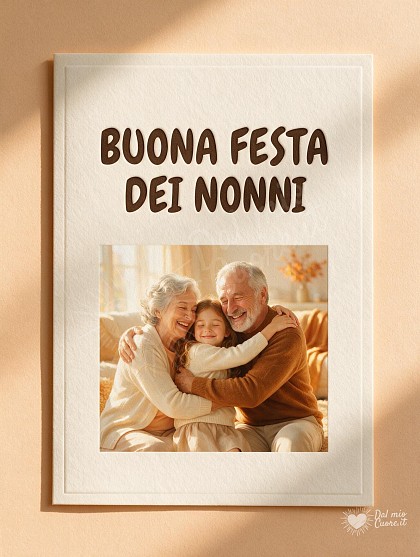 Elegante biglietto d'autore su carta avorio con un disegno raffinato di un affettuoso abbraccio tra nonni e nipote in un luminoso interno autunnale.
