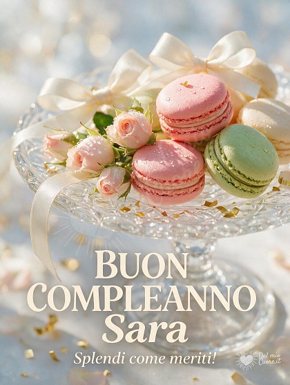 Raffinata alzatina in vetro con macarons pastello alla fragola e al pistacchio, piccoli boccioli con gocce di rugiada e nastro di raso.