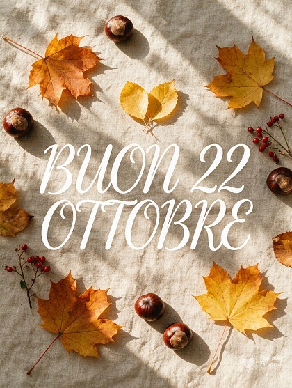 Foglie d'acero autunnali dorate, piccole castagne lucide e rami di bacche rosse su superficie in lino naturale illuminata dal sole.