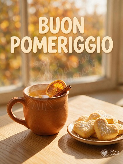 Tavolino in legno illuminato dal sole autunnale con tazza di tè ambrato, stecca di cannella, frollino a forma di cuore.