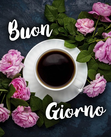 Raffinata tazzina di porcellana con caffè cremoso accanto a boccioli di rose rosa su tavolo in legno con scritta Buon Giorno.
