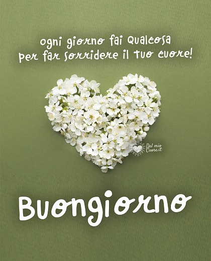 Elegante cuore formato da delicati fiori bianchi con petali luminosi e la frase Ogni giorno fai qualcosa per far sorridere il tuo cuore! Buongiorno.