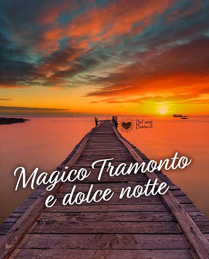 Tramonto infuocato sul mare con riflessi dorati sull'acqua e frase Magico tramonto e dolce notte.