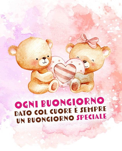 Due morbidi orsetti teneramente abbracciati attorno a un cuore rosso con la frase Ogni buongiorno dato col cuore è sempre un buongiorno speciale.