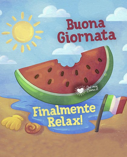 Fetta di anguria rossa rinfrescante adagiata sul bagnasciuga in riva al mare con la scritta Buona Giornata. Finalmente Relax!