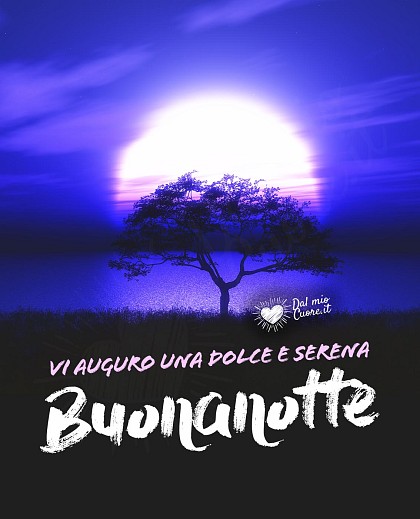 Riflesso argenteo della luna piena sulle onde del mare in una notte limpida con la frase Vi auguro una dolce e serena buonanotte.