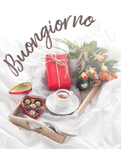 Buongiorno con colazione a letto, rose e caffè