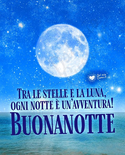 Grande luna piena nel cielo scuro con riflessi dorati sull'acqua e frase Tra le stelle e la luna ogni notte è un'avventura! Buonanotte.