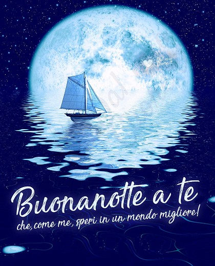 Una barca a vela in mare calmo illuminata dal riflesso della luna piena con il testo Buonanotte a te, che come me, speri in un mondo migliore.